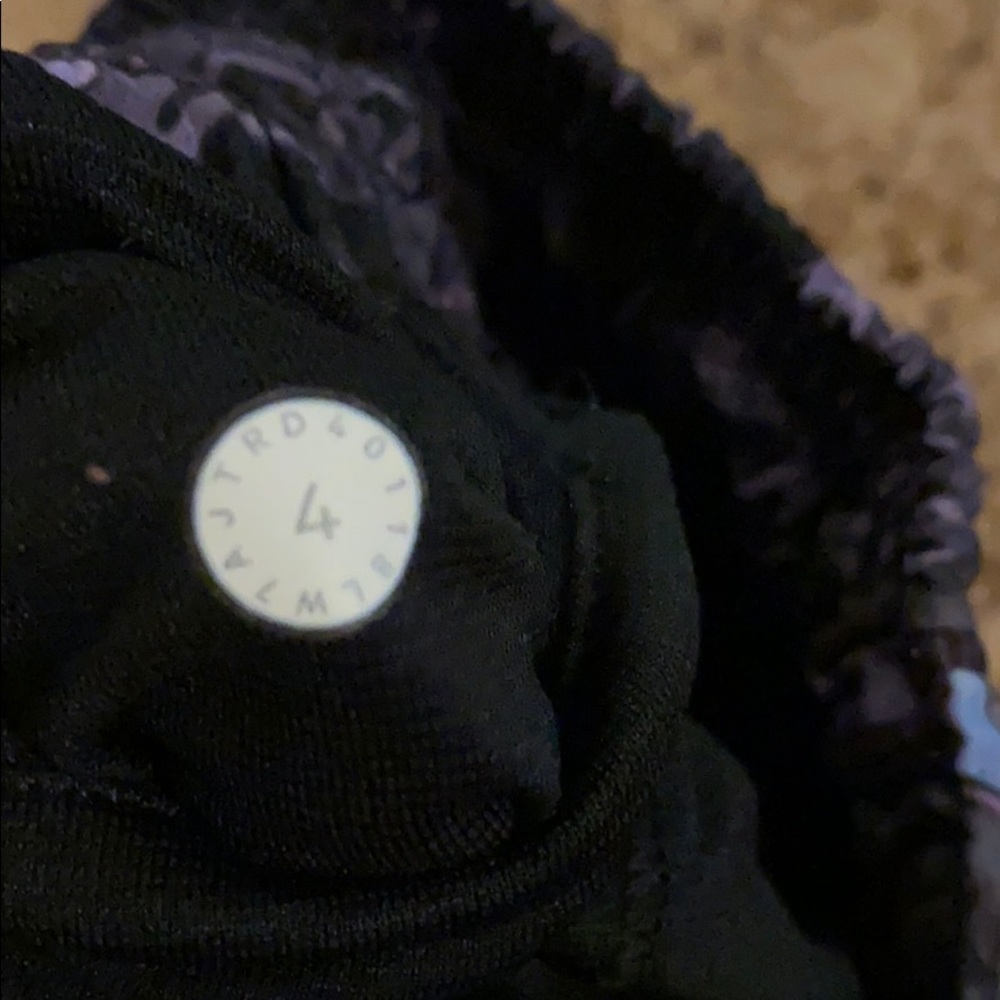 🍎 LULULEMON RARE SHORTS - Picture 3 of 3